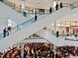 Tipos de escaleras para negocios